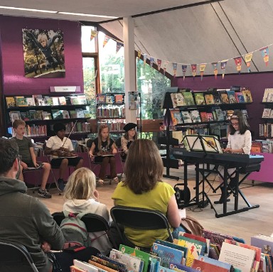 Afbeelding: Kinderen luisteren naar muziek in de Bibliotheek