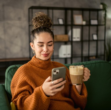 vrouw op telefoon