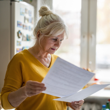 Een blonde vrouw die een brief leest